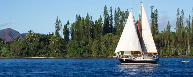 Яхта у островов Новой Каледонии