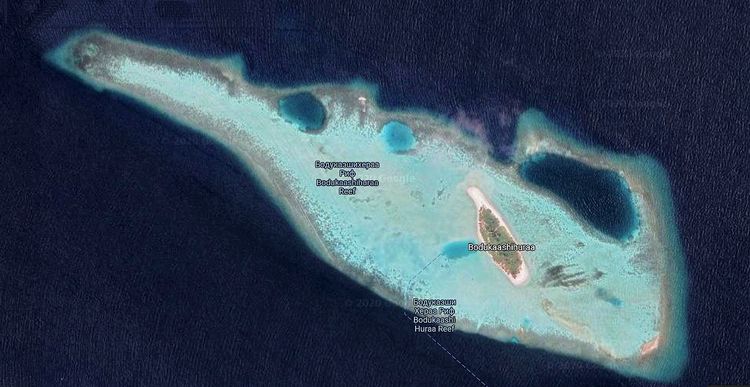 Остров и риф Бодукаашихураа на снимке из космоса