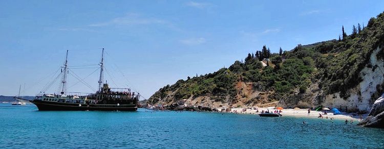 Яхты в бухте Ксигия на острове Закинтос в Ионическом море Греции
