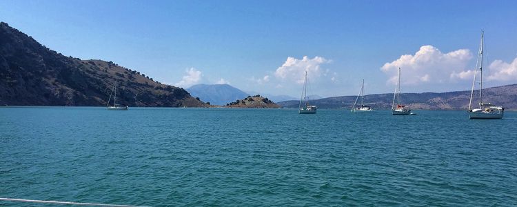 Якорная стоянка яхт у острова Петалас