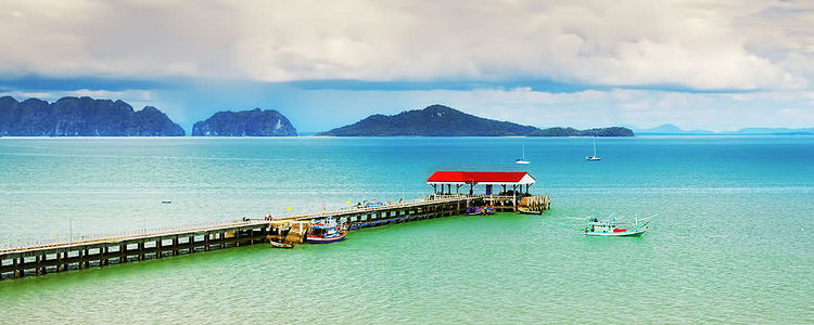 Якорная стоянка яхт у Пан Ло-Яй. Остров Ланта. Тайланд