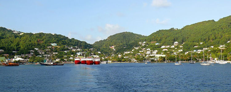 Яхты в Адмиральской бухте острова Бакия. Сент=Винсент и Гренадины. Карибы