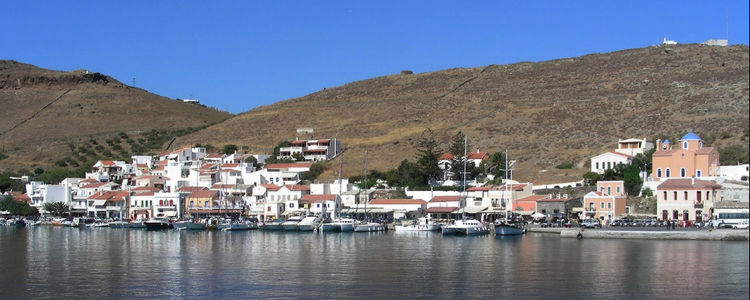 Яхты у набережной Кариссии на острове Кея. Киклады. Греция