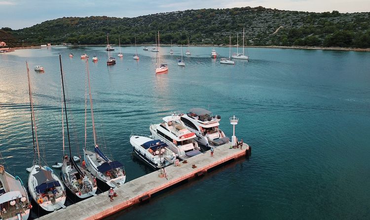 Стоянки яхт на буях в Каприе