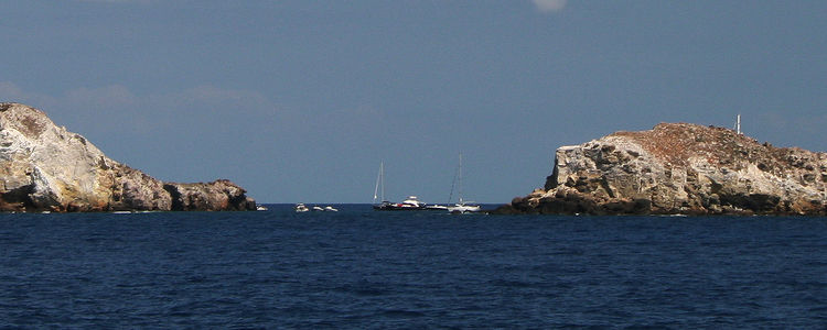 Якорная стоянка яхт у скалы Lisca Bianca