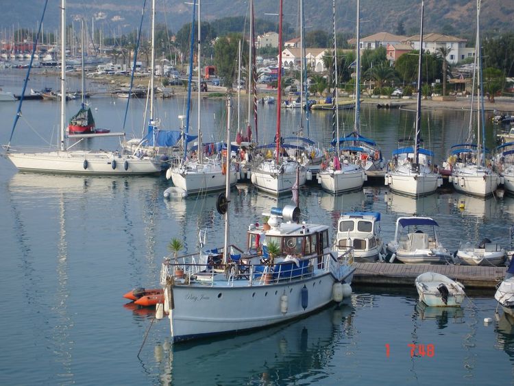 Яхты у понтонов в бухте Нидри. Остров Лефкас. Ионическое море. Греция