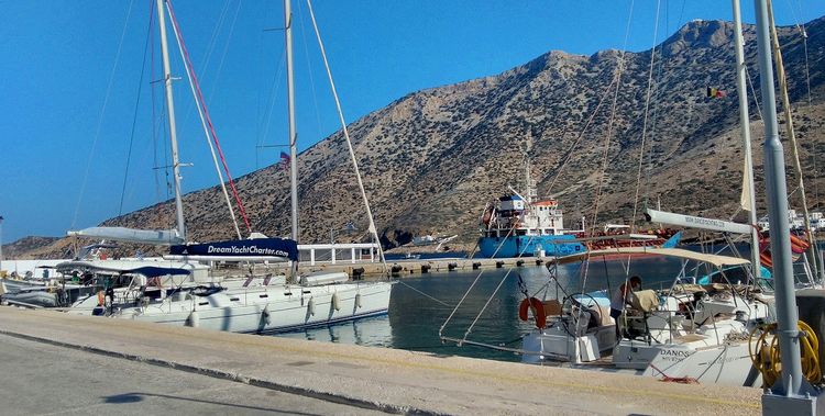 Стоянка яхт в порту Камарес острова Сифнос