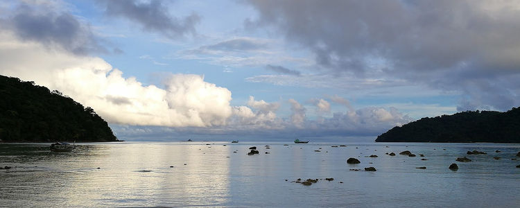 Якорная стоянка яхт о островов Сурин