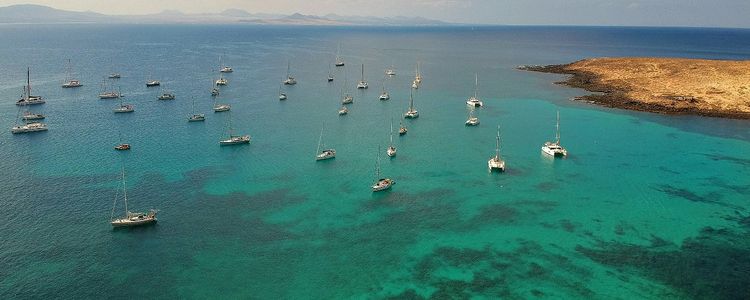 Якорная стоянка яхт у южного побережья острова Грасиоса