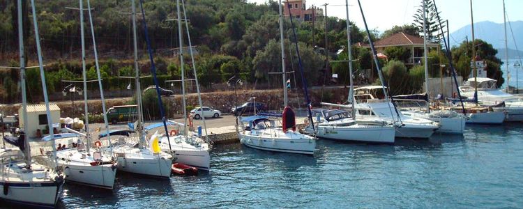 Яхты в Odyseas Marina в Порт Вати. Остров Меганиси. Ионические остова. Греция.