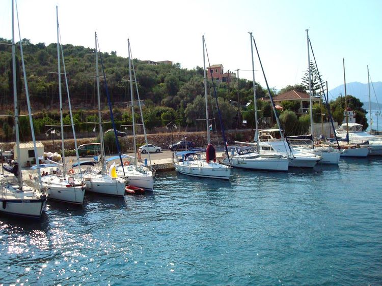 Яхтенная Одиссей Марина в Порт Вати острова Меганиси. Ионические остова. Греция.