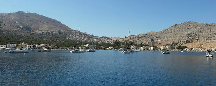 Яхты на якорях в бухте Педи на острове Сими. Додеканес. Греция