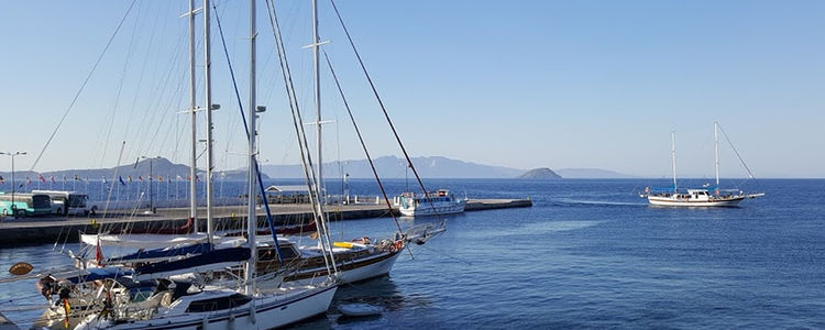 Яхты в порту Мандраки на острове Нисирос. Додеканес. Греция