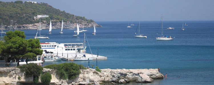 Яхта у пирса в Агия Марина. Остров Эгина. Греция