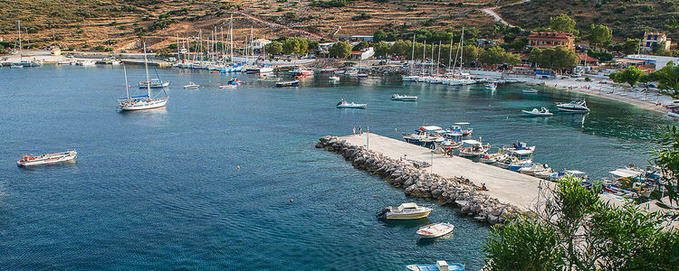 Яхты у набережной в бухте Святого Николая на острове Закинтос в Ионическом море Греции