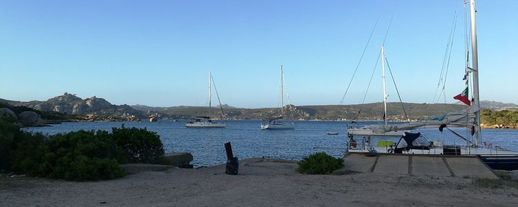 Якорная стоянка яхт в бухте Кала ди Вильямарина на острове Сан Стефано.