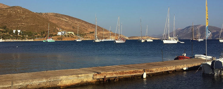 Якорная стоянка яхт в бухте Ксирокампос. Остров Лерос. Додеканес. Греция