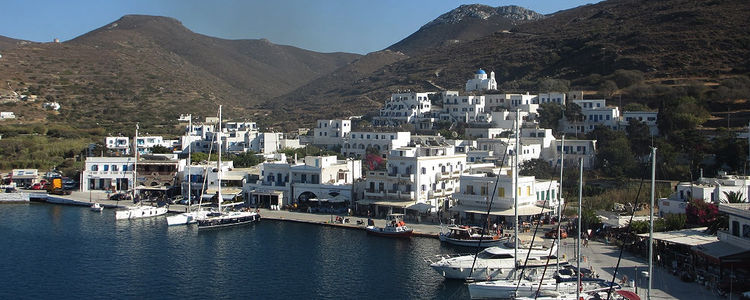 Яхты у набережной в порту Катапола на острове Аморгос. Киклады. Греция.