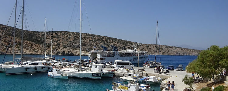 Яхты в порту Святого Георгия на острове Ираклия. Киклады. Греция.