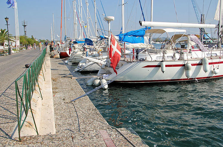Яхты у низкого участка городской набережной Превезы. Ионическое море. Греция.