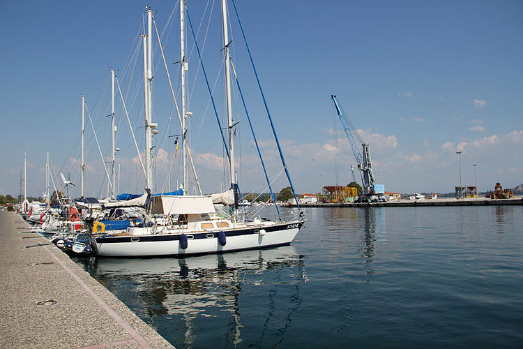 Яхты у севернной части городской набережной Превезы. Ионическое море. Греция.