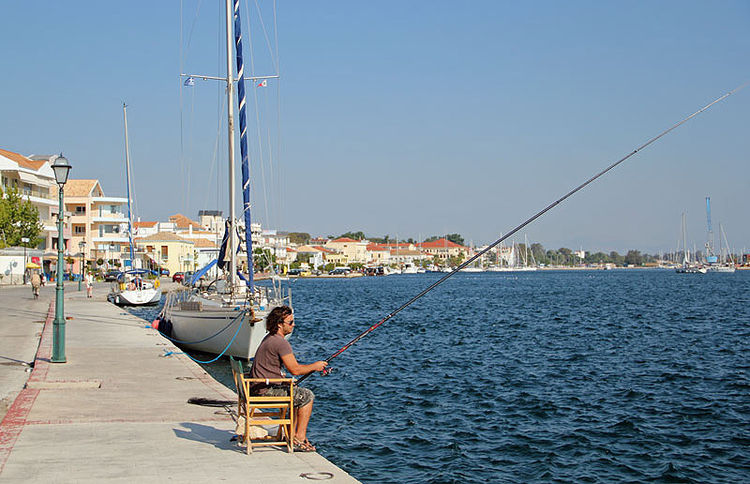 Яхты у южной части городской набережной Превезы. Ионическое море. Греция.