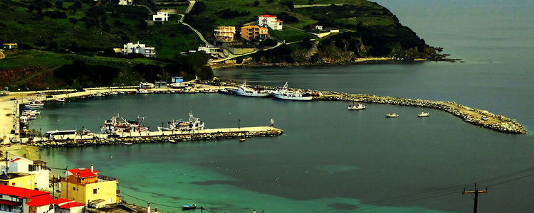 Яхты в порту Святых Апостолов на острове Эвия