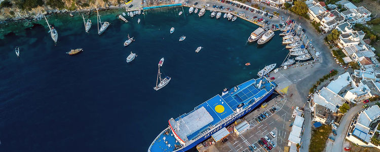 Яхты в порту Линария. остров Скирос. Спорады