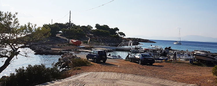Яхта на якоре у островка Апонисо