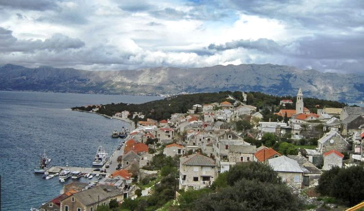 Порт и курорт Повлия на острове Брач. Хорватия.