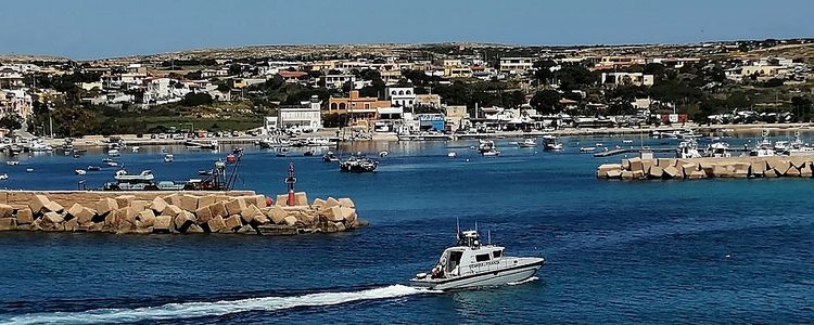 Стоянка яхт в порту Лампедуза