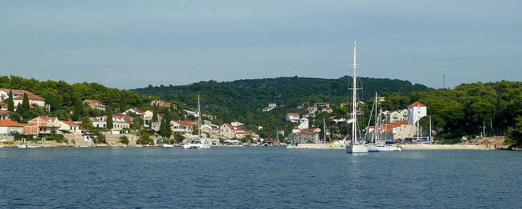 Яхты в Стари Град. Вид с моря. Остров Хвар. Хорватия