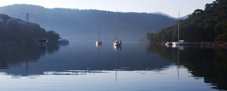 Яхты на якорях в бухте Юрьева залива Veli Lago. Остров Ластово. Хорватия