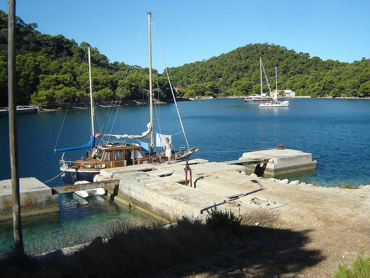 Яхта у пирса в бухте Юрай залива Veli Lago. Остров Ластово. Хорватия