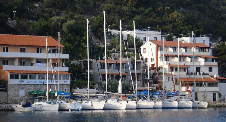 Яхты у ресторанного пирса  в бухте Заклопатица. Остров Ластово. Хорватия
