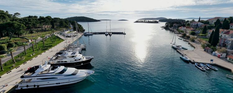 Яхты у набережной Маслиницы на острове Шолта. Хорватия