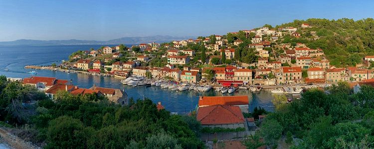 Стоморска - популярная яхтенная стоянка на острове Шолта. Хорватия