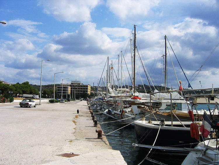 Яхты на городской набережной Порто Хели. Залив Арголикос. Греция