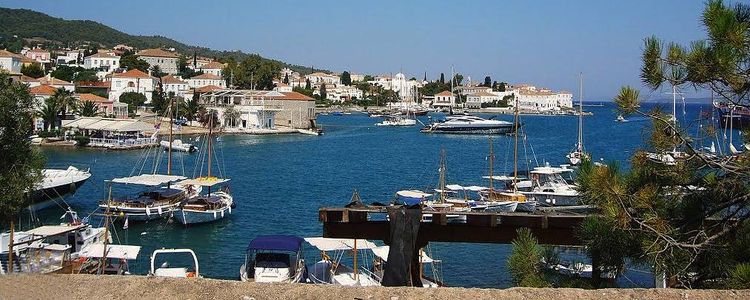 Яхты у города Спецес на одноименном острове. Залив Арголикос. Греция