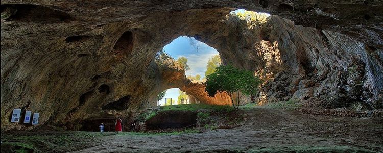 Пещера Вела Спила в окрестностях Вела Лука. Остров Корчула. Хорватия.