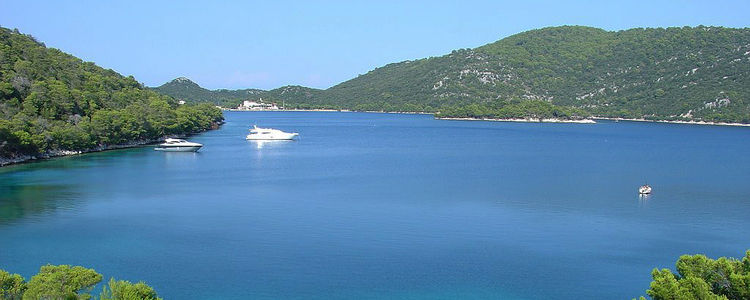 Яхты в заливе Veli Lago. Остров Ластово. Хорватия