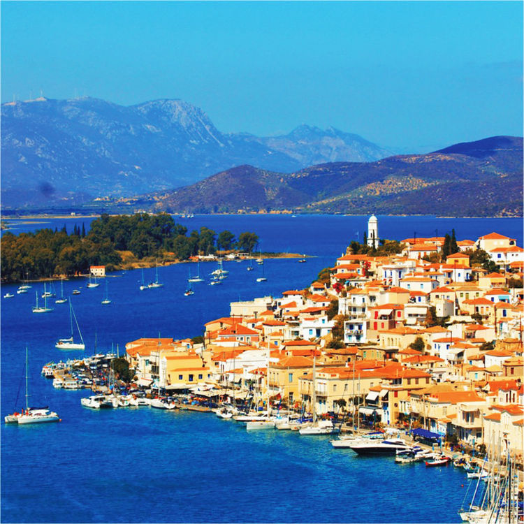 На остров Порос в выходные дни  приходит множество греческих яхт из Афин