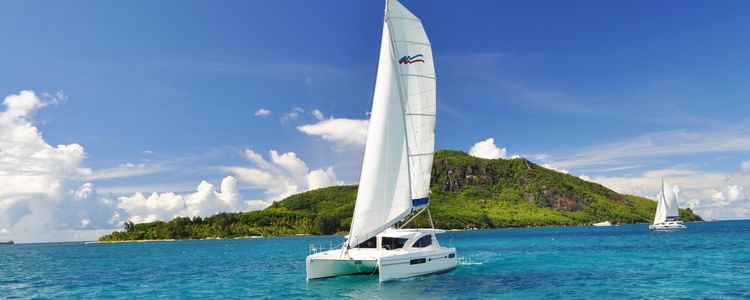 Яхта под парусом на Сейшельских островах