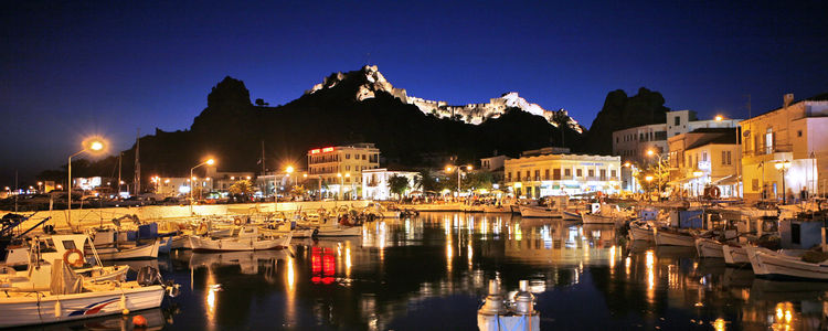 Ночной город Мирина на острове Лемнос