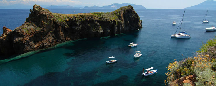 Липарские острова - рай для семейного яхтинга