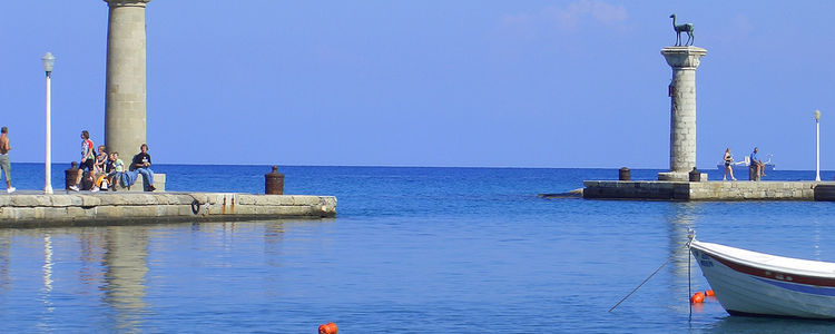 Вход в старую гавань острова Родос