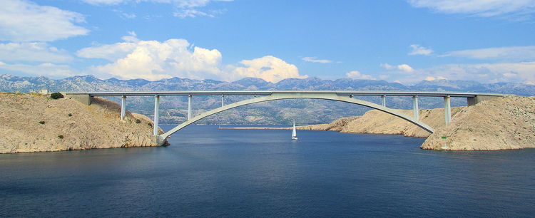  Paški most соединяет остров Пагс материком в Хорватии