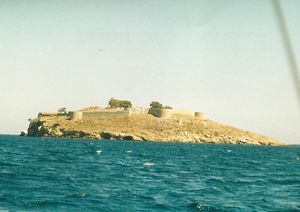 Развалины крепости на острове Bourtzi рядом с Поросом