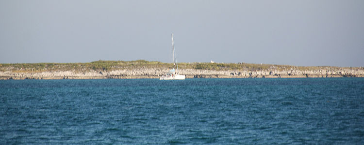 Яхта у острова острова Кай Сал