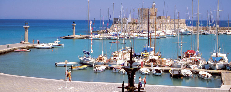 Старый порт Родоса - одно из мест стоянки яхт на острове.